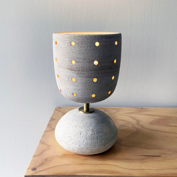 Lantern Rnd Grid: White w/Rock Base