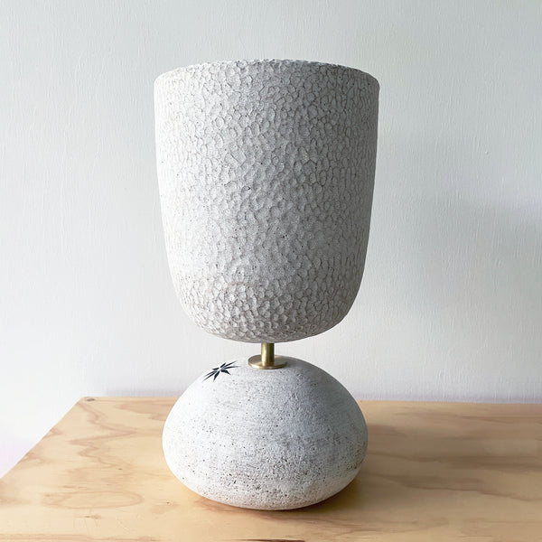 Lantern Rnd Hamm: White w/Rock Base