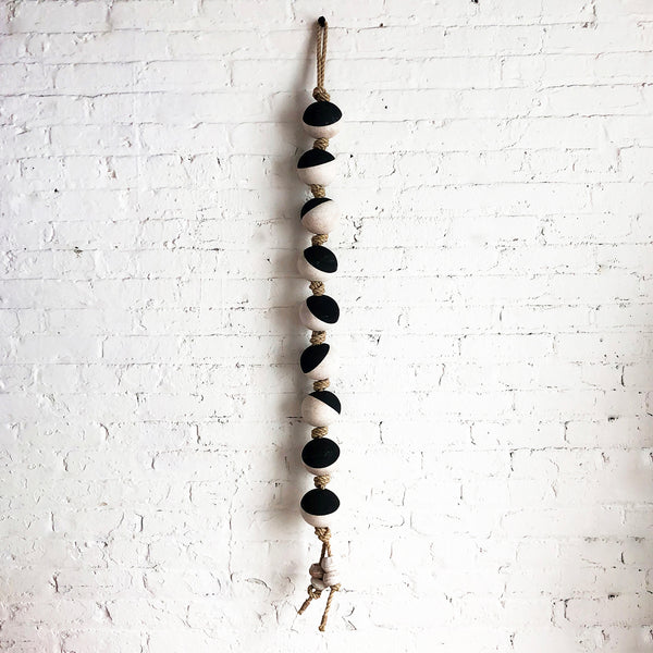 Garland9 Rnd: Black & White